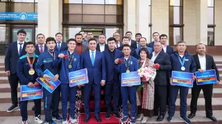 Аким Шымкента встретился с победителями чемпионатов мира и Азии