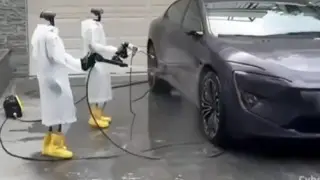 Автомойка будущего: водитель купил роботов и заставил их мыть машину