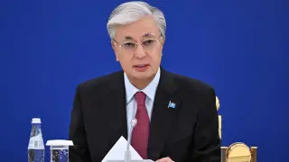 Токаев наградил госнаградами борцов и тренеров за участие в чемпионате мира