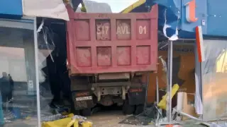 Грузовик врезался в АЗС в Костанайской области: кадры с места происшествия