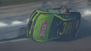 Гонщик NASCAR проехал по стене и несколько раз перевернулся