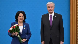Токаев наградил орденами и медалями учителей