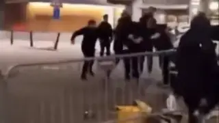 Фанаты устроили драку перед матчем Лиги Европы: видео