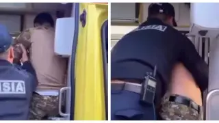Мужчина в полицейской форме устроил дебош в машине скорой помощи в Атырау