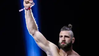 Чешский “самурай“ Прохазка эффектно завершил бой на турнире UFC