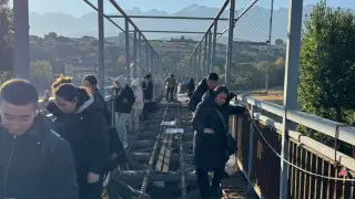 Рисковать жизнью на мосту “из фильма ужасов“ заставили алматинцев