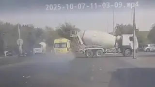 Скорая врезалась в бетономешалку в Шымкенте: ДТП попало на видео