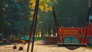 Качели упали на ребёнка на детской площадке в Караганде