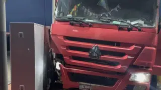 Грузовик влетел в пункт оплаты на трассе Астана - Щучинск