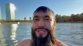 Казахстанец искупался в реке в Астане и удивил соцсети