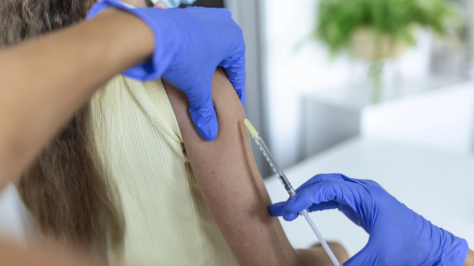 Казахстан хочет закупить более “продвинутую“ вакцину от ВПЧ: названы сроки