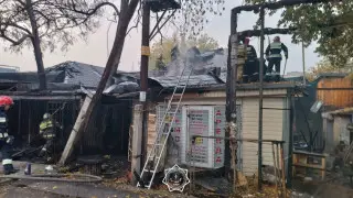 В Алматы горел магазин: огонь едва не перекинулся на жилые дома и рынок “Тастак“