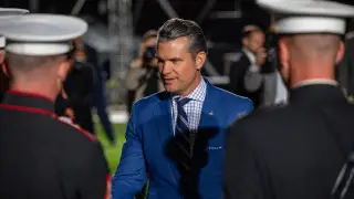 Самолёт с главой Пентагона экстренно приземлился в Великобритании