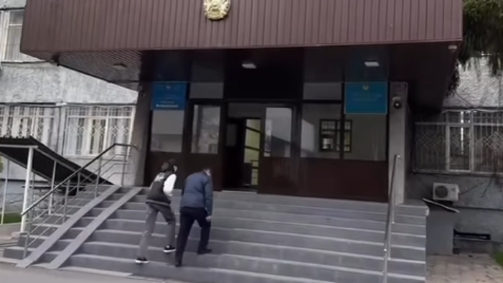 “Проявила неуважение к слабослышащему“: блогера из Алматы доставили в полицию