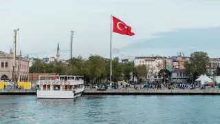 Новый закон Эрдогана: кто теперь сможет работать в Турции без специального разрешения