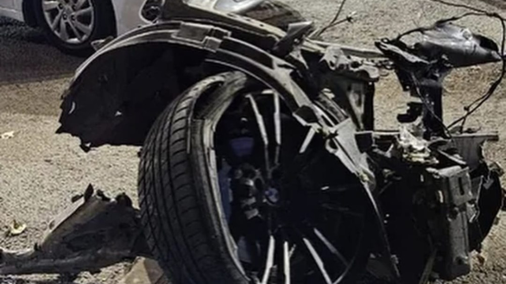 BMW врезалась в дерево после столкновения с Chevrolet в Алматы: пострадали пять человек