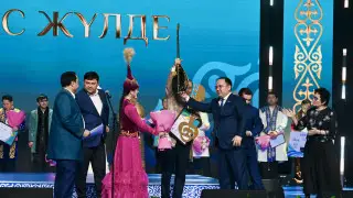 “Адамзаттың бәрін сүй“: партия Amanat организовала айтыс