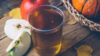 Глоток тепла и уюта: диетологи назвали три полезных осенних напитка