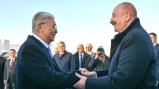 Токаев встретил Алиева в аэропорту Астаны