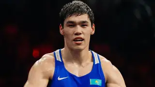 Бой казахстанского чемпиона мира за золотую медаль обернулся нокаутом