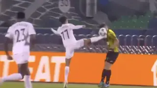 С удаления на четвертой минуте начался матч “Кайрат“ - “Пафос“