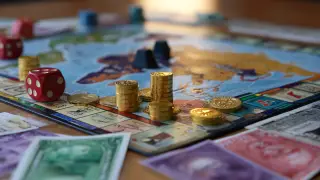 Золото и биткоин падают, нефть растёт: что происходит на рынках