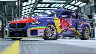 1000-сильный BMW M2 дрифтует на историческом заводе в Мюнхене. Видео