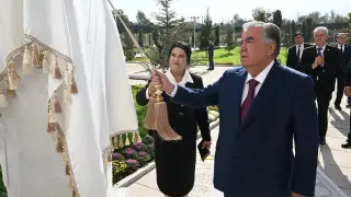Президент Таджикистана открыл школу, названную в его честь