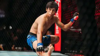 Неожиданным исходом завершился бой Азата Максума в UFC