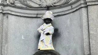 На “Писающего мальчика“ в Брюсселе снова надели казахский чапан