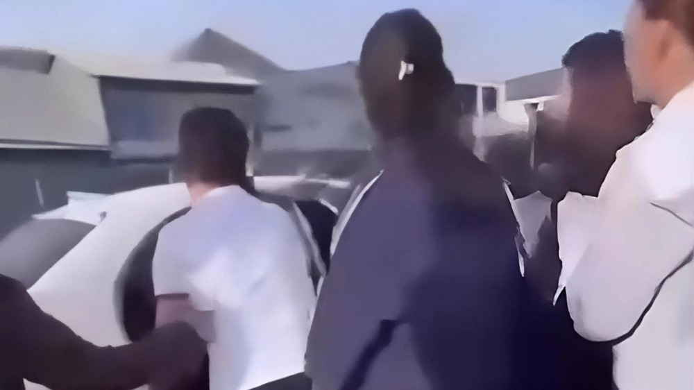 Претензий нет, но дело завели: похищение девушки в Таразе попало на видео