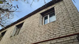 “Мы ложимся и встаём с молитвой“: как живут люди в домах, где стены трещат от ветра