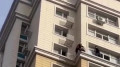 Жительницу Астаны сняли с парапета на 15-м этаже: видео