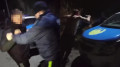“Погоны снимай“: полуголый мужчина набросился с ножом на полицейских на севере Казахстана
