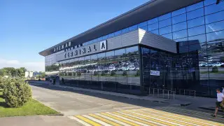 “10 тысяч за 15 минут“: цены на парковку в аэропорту Шымкента вызвали споры