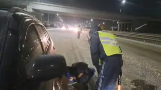 “Развернули домой“: десятки водителей без зимней резины не пустили на трассу Караганда - Астана