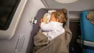 Первый полёт с ребёнком: советы педиатра, которые избавят от стресса