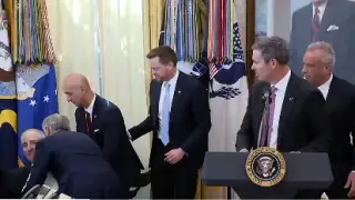 Участник встречи с Трампом упал в обморок в Белом доме