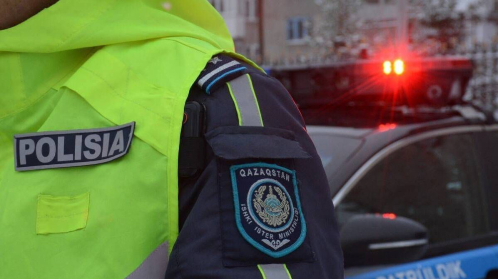 Обрушение облицовки на людей в Астане: полиция начала расследование
