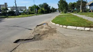 Главу ЖКХ оштрафовали из-за ямы на дороге в Костанае