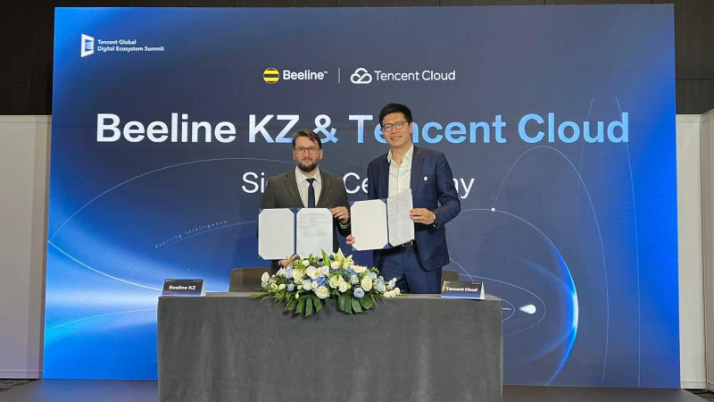 Представители компаний Beeline Казахстан и Tencent Cloud. Фото: Beeline Казахстан