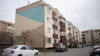 Жители многоэтажки в Алматы опасаются обрушения: акимат их успокаивает