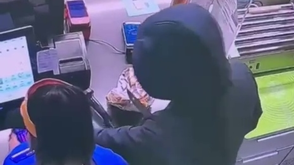 Дерзкое ограбление АЗС попало на видео в Актау