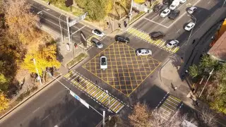 Тысяча нарушений за первые недели: как работает “вафельная“ разметка в Алматы