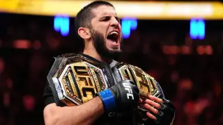 “Она не смотрит“ – Махачев рассказал о звонке маме после завоевания титула