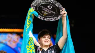 Команда казахстанца стала лучшей в мире после триумфа на турнире за миллион долларов