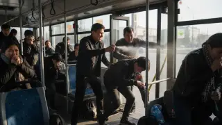 “Пассажиры начали кашлять и задыхаться“. Инцидент в автобусе Астаны попал на видео