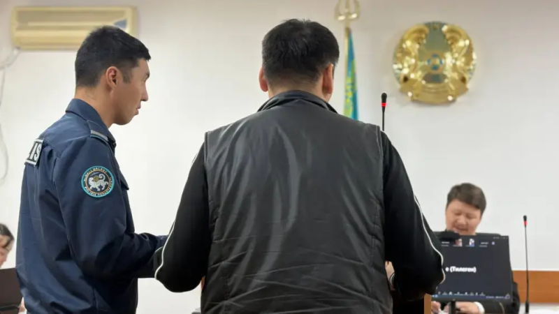 Ильяс Сариев попросил не показывать его лицо в суде / Фото Tengrinews.kz / Ақбота Сіләм