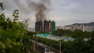 Пожар в Гонконге не могут потушить более суток:  число жертв выросло