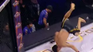 Боец из Казахстана решился на опасный трюк после победы и напугал зрителей